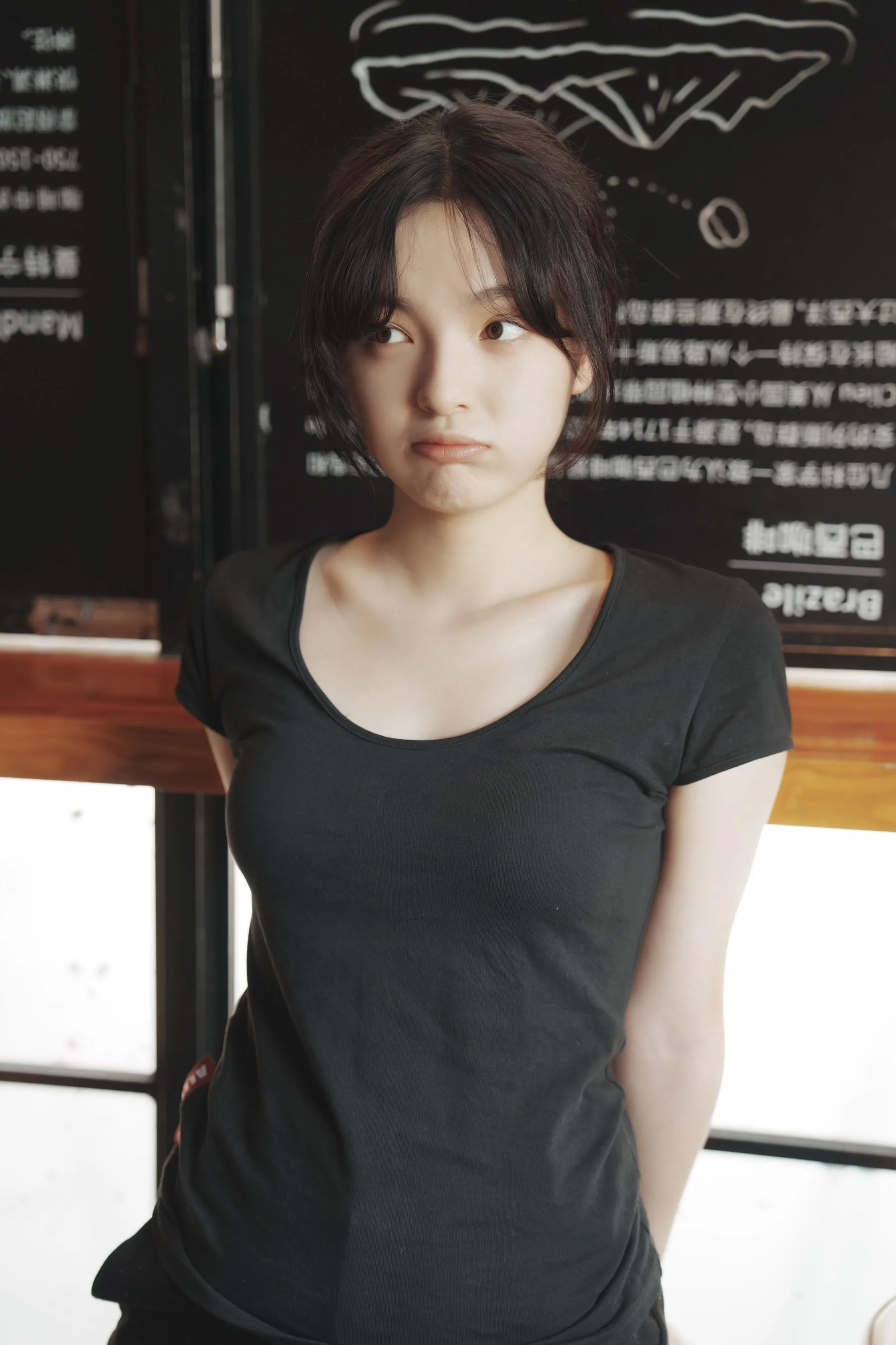 [YITUYU艺图语]2022.09.11 咖啡屋里的素颜女孩 dudu [32P]插图2